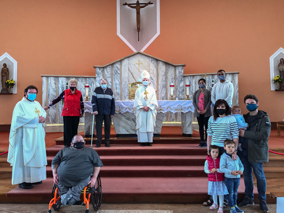 Bishop Fintan celebrated Mass at the Church of the Way of the Cross, Togher, on Saturday at 18.30hours and on Sunday at 11.00hrs and 18.30hrs. After Sunday morning Mass, Bishop Fintan took a walk through the parish with Fr Ben and greeted many parishioners young and old. He gave them all, young and old, a word of encouragement as we continue through these difficult times. Bishop Fintan also visited the Marian Grotto in Deanrock Estate, and congratulated the locals who maintain their grotto to such a high standard. As it was our first weekend of public worship, since Christmas, the Bishop thanked all those who make our celebrations possible, and safe. He especially thanks our volunteer stewards, sacristans, readers and ministers of the Eucharist.